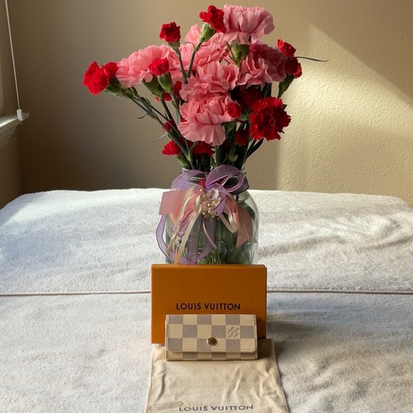 🔑 LOUIS VUITTON DAMIER AZUR 4 KEY HOLDER 🔑NWT🔑 - Picture 3 of 16